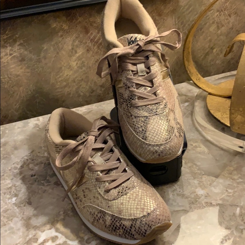 Tennis shoe